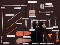 Eine größere Auswahl von Shonishin-Instrumenten